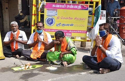 கோயில்களைத் திறக்கக் கோரி நெல்லையில் நூதன போராட்டம்