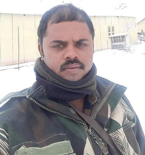 எல்லையில் உள்ள முகாமில் பணியில் இருந்த ராணுவ வீரா் பழனி.