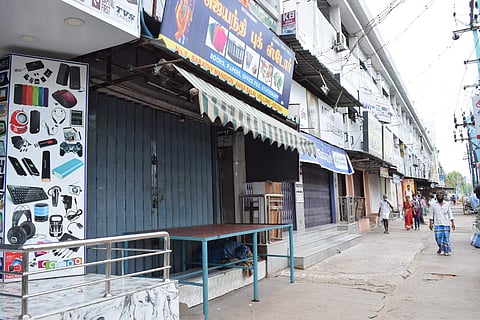 வேலூர் லாங்கு பஜாரில் அடைக்கப்பட்டுள்ள கடைகள்.