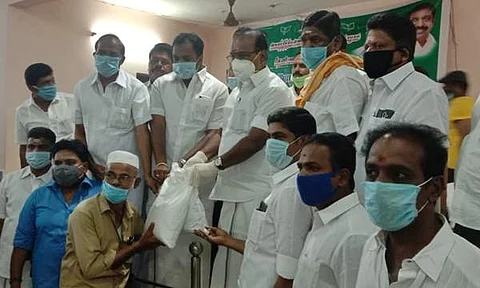 கம்பத்தில் ஆட்டோ ஓட்டுநர்களுக்கு நிவாரணப் பொருள்கள் வழங்கல்
