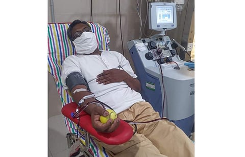 பிளாஸ்மா சிகிச்சைக்காக வேலூர் சிஎம்சி மருத்துவமனையில் ரத்த தானம் பாதிரியார் இம்மானுவேல் ஞான சீயோன்.