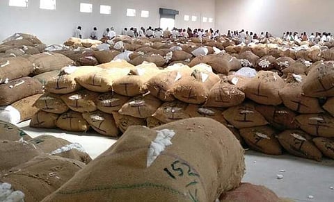 முன்னெச்சரிக்கையுடன் மூலனூரில் மீண்டும் பருத்தி விற்பனை