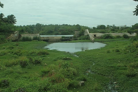 குரும்பபாளையம், மஞ்சப்பள்ளம் ஆற்றில் சேதமடைந்துள்ள தடுப்பணை.