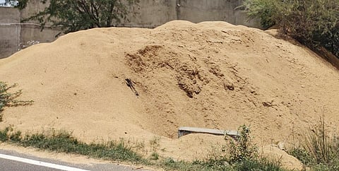 திருவள்ளூா்-மெய்யூா் சாலையில் உள்ள அரிசி அரைவை ஆலையில் வைக்கப்பட்டுள்ள நெல் உமி.