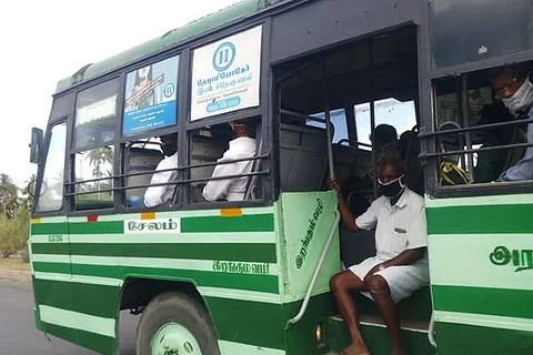 சேலத்திலிருந்து ஆத்தூர் சென்ற அரசுப் பேருந்தில் படியில் அமர்ந்து பயணம் செய்த பயணிகள்.