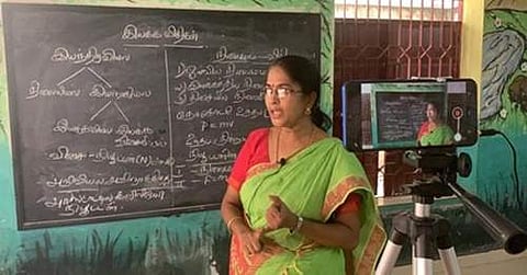 சென்னைப் பள்ளிகளில் பயிலும் மாணவர்களுக்கு இணையவழியில் பாடம் நடத்தும் ஆசிரியர்.
