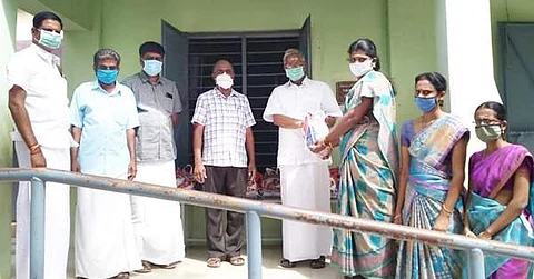அரிசி வழங்குகிறார் பெ.ஆ.கழகத் தலைவர் ராஜேந்திரன்.