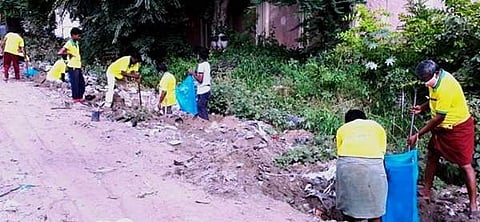 சங்ககிரியிலிருந்து பவானி செல்லும் பிரதான சாலையோரம் ஞாயிற்றுக்கிழமை புளிய மரக்கன்றினை நட்டு வைத்து நிகழ்ச்சியை தொடக்கி வைக்கிறார் சங்ககிரி லாரி உரிமையாளர்கள் சங்க இணைச் செயலர் எம்.சின்னதம்பி.