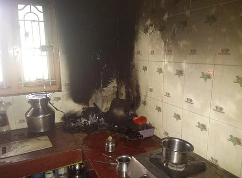 காரைக்குடியில் இரவு உறங்கிக் கொண்டிருந்தவர்கள் வீட்டில் பெட்ரோல் குண்டு வீச்சு