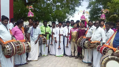 கரோனா நிவாரணத் தொகை வழங்க வலியுறுத்தி கிராமிய கலைஞர்கள் சார்பில் கலைநிகழ்ச்சி