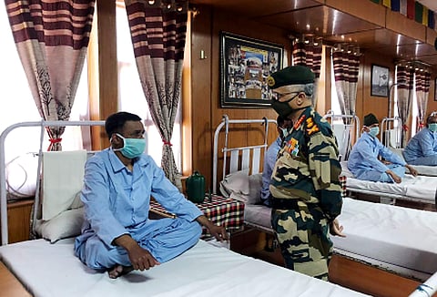 காயமடைந்த வீரர்களை நேரில் சந்தித்து ஆறுதல் கூறிய ராணுவ தலைமை தளபதி நரவணே