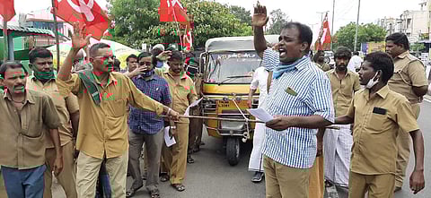 ஆட்டோவை கயிறு கட்டி இழுத்துப் பேராட்டத்தில் ஈடுபட்ட ஓட்டுநர்கள்