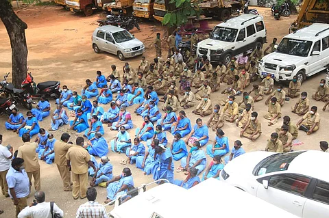 நாகர்கோவில் மாநகராட்சி ஆணையர் மாற்றத்தைக் கண்டித்து தூய்மைப் பணியாளர்கள் உள்ளிருப்புப் போராட்டம்