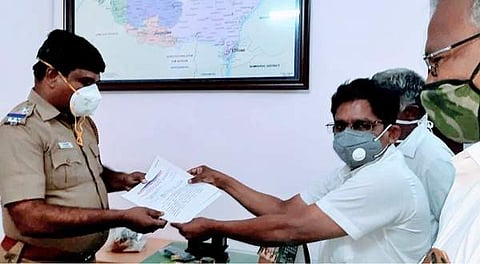 பவானி காவல் ஆய்வாளர் தேவேந்திரனிடம் மனு அளிக்கும் இந்திய கம்யூனிஸ்ட் கட்சி நிர்வாகிகள்