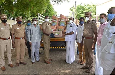 சித்தோடு காவலர்களுக்கு கரோனா நிவாரணப் பொருள்கள்