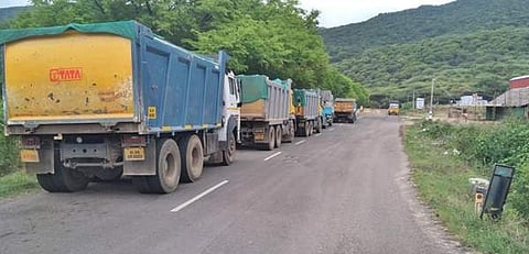 கம்பம் கம்பமெட்டு வழியாக கேரளாவிற்க்கு அதிகளவில் லாரிகள் மூலம் கடத்தப்படும் இயற்கை வளங்கள்.