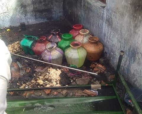 பட்டாசுத்திரி தீப்பற்றிய விபத்தில் எரிந்து நாசமான வீடு