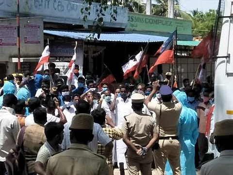 மணல்குவாரி முற்றுகை போராட்டத்தில் ஈடுபட்ட அனைத்துக் கட்சியினர்.