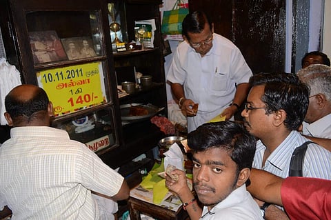 'இருட்டுக்கடை அல்வா' கடையில் ஹரிசிங்