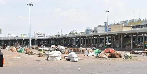 ஈரோடு: காய்கறி இருப்பு இருந்ததால் காய்கறி மார்க்கெட்டில் இன்று மட்டும் விற்பனைக்கு அனுமதி