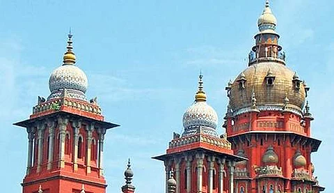 பொதுமுடக்க பாதிப்பு : வாடகை வாகன ஓட்டுநர்களுக்கு நிதியுதவி கோரி உயர்நீதிமன்றத்தில் மனு