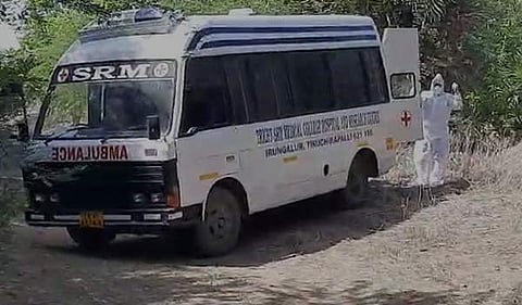 முட்புதரில் வீசிச் செல்லும் சடலம்