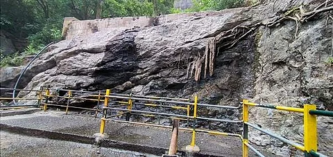 தேனி மாவட்டம் கம்பம் அருகே வறண்ட நிலையில் சுருளி அருவி.