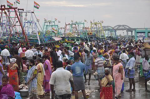 மூன்று மாதங்களுக்குப் பின்னா் களைகட்டியிருந்த நாகை மீன்பிடித் துறைமுகம்.