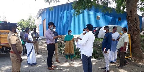 அரூா், திரு.வி.க. நகரில் கரோனா நோய்த் தடுப்பு பணிகள் குறித்து வியாழக்கிழமை ஆய்வு செய்கிறாா் சாா் ஆட்சியா் மு.பிரதாப்.