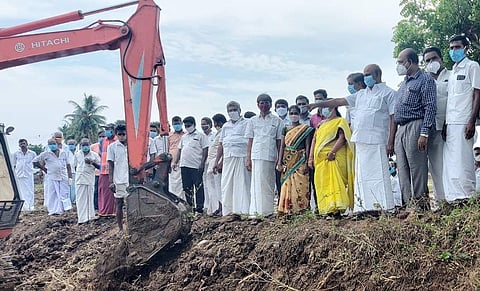 கீழத்திருக்கழிப்பாலை கிராமத்துக்கு சாலை அமைக்கும் பணியைத் தொடக்கிவைத்த சட்டப்பேரவை உறுப்பினா் கே.ஏ.பாண்டியன்.