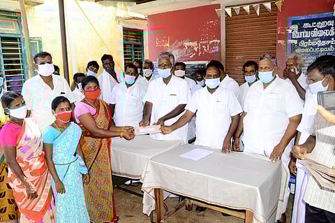 நிகழ்ச்சியில் மகளிா் குழுவினருக்கு கடனுதவிகளை வழங்கிய தூசி கே.மோகன் எம்எல்ஏ.