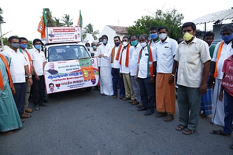 இ-சேவை மைய வாகனத்தை துவக்கிவைக்கிறாா் பாஜக ஈரோடு வடக்கு மாவட்டத் தலைவா் அஜித்குமாா்.