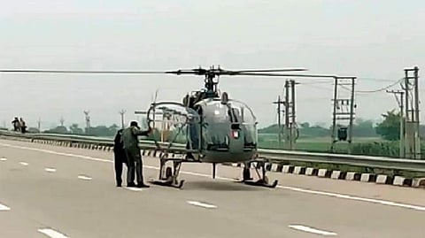 ஹரியாணாவில் தொழில்நுட்பக் கோளாறு காரணமாக விமானப்படை ஹெலிகாப்டர் ஒன்று அவசரமாக சாலையில் தரையிறக்கப்பட்ட சம்பவம் நடந்துள்ளது.