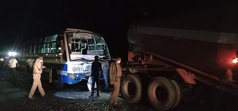 விபத்தில் சிக்கிய தனியார் நிறுவன வாகனம்.