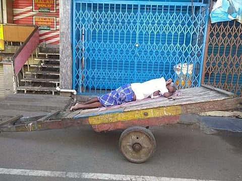 கோவையில் வாகன நெரிசல் குறைந்து சாலைகள் வெறிச்சோடிக் காணப்பட்டன.