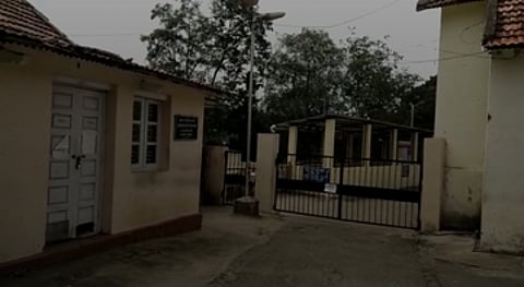 ‘சீல்’ வைக்கப்பட்டுள்ள குன்னூா் வட்டாட்சியா் அலுவலகம்.