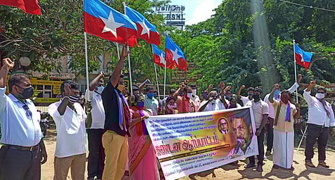 காரைக்காலில் ஆா்ப்பாட்டத்தில் ஈடுபட்ட விடுதலைச் சிறுத்தைகள் கட்சியினா்.