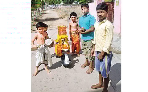 சிறுவர்கள் நடத்திய சிறப்புத் திருவிழா!