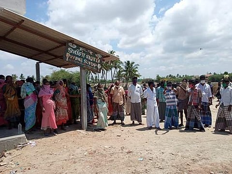 உம்பளச்சேரி கிராமத்தில் டாஸ்மாக் கடையை திறக்க எதிர்ப்பு தெரிவித்து போராட் டத்தல் ஈடுபட்ட கிராமத்தினர்.