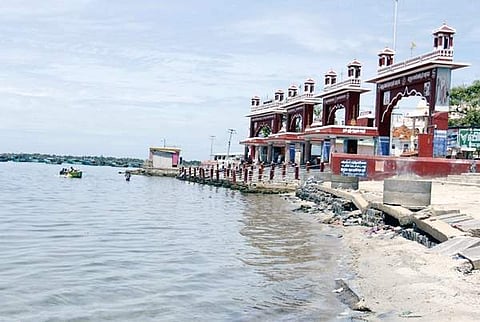 ராமேசுவரம் அக்னி தீர்த்த கடலில் பக்தர்கள் நிறைந்து நீராடும் பகுதி பக்தர்கள் வெறிச்சோடி கானப்படுகிறது.