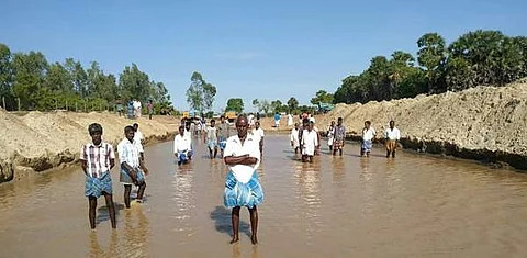 வழுதலைக்குடி கிராமத்தில் சவுடு மண் குவாரியை முற்றுகையிட்டு போராட்டத்தில் ஈடுப்பட்ட கிராமத்தினர்.