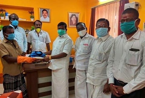 வைத்தீஸ்வரன்கோயில் தூய்மைப் பணியாளர்களுக்கு சீருடையை வழங்கினாா் பி.வி பாரதி