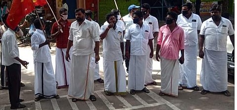 கம்பத்தில் ஆர்ப்பாட்டத்தில் ஈடுபட்ட பார்வர்டு பிளாக் கட்சியினர்