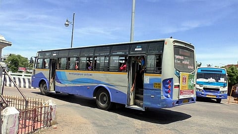 அரசுப் பேருந்தில் பயணிகளை பாதி வழியில் இறக்கிவிடுவதாக எஸ்டேட் தொழிலாளா்கள் புகாா்