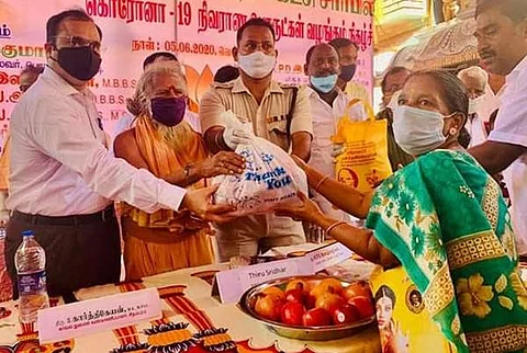 சிதம்பரத்தில் பாஜக சார்பில் நடைபெற்ற நிகழ்ச்சியில் நிவாரணப் பொருள்களை வழங்குகின்றனர் டிஎஸ்பி எஸ்.கார்த்திகேயன், நகராட்சி ஆணையாளர் பி.வி.சுரேந்திரஷா