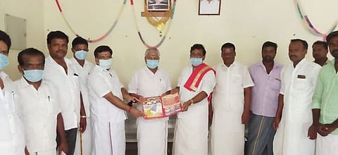 வேளாண்துறை அமைச்சா் இரா. துரைக்கண்ணுவிடம் துண்டறிக்கையை வழங்குகிறாா் புதிய மாவட்டப் போராட்டக்குழு ஒருங்கிணைப்பாளா் ம.க. ஸ்டாலின்.