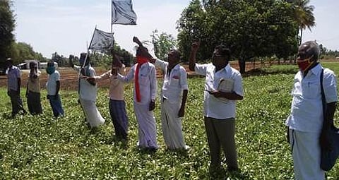 திருவண்ணாமலையை அடுத்த நாா்த்தாம்பூண்டி கிராமத்தில் கருப்புக் கொடி ஏந்தி ஆா்ப்பாட்டத்தில் ஈடுபட்ட விவசாயிகள்.