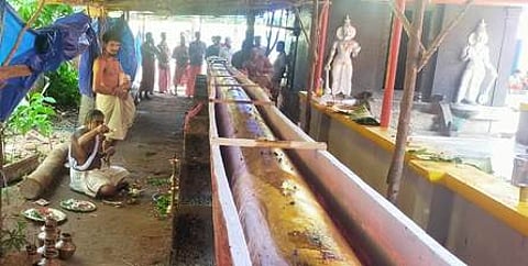 திருநந்திக்கரை நந்தீஸ்வரா் கோயிலில் நிறுவப்படவுள்ள புதிய கொடிமரத்தை மூலிகைத் தைல தொட்டியில் வைக்கும் பூஜையில் பங்கேற்றவா்கள்.