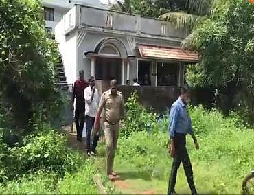 தக்கலை காவல் நிலைய வளாகத்தில் தங்களுக்கு ஒதுக்கப்பட்ட அலுவலகத்திலிருந்து வெளியே வந்த என்ஐஏ அதிகாரிகள்.