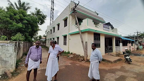 மேலசாலையில் பலத்தகாற்றால் முறிந்த மின்கம்பம்.